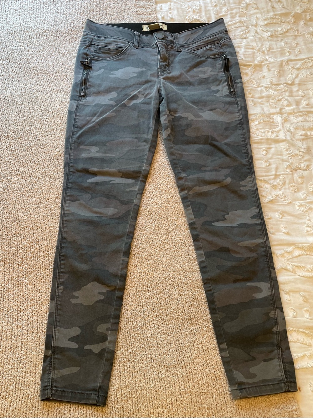 Democracy Gray Camo Skinny Jeans with Zip Pockets - size 4